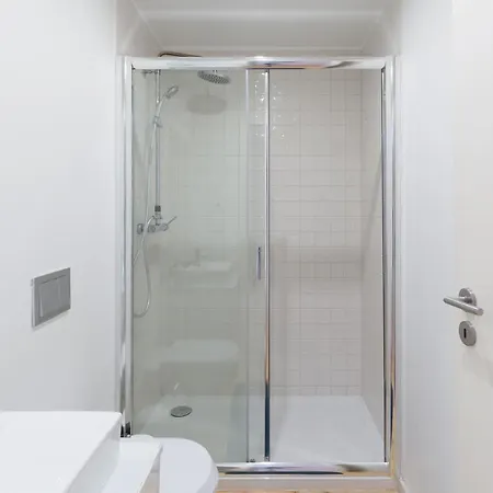 Spacious Bright Flat W/ Terrace By Host Wise Porto